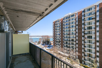 Shoreline Towers in Windsor, ON - Building Photo - Building Photo