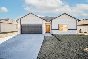 2619 Harrier Dr in Junction City, KS - Building Photo