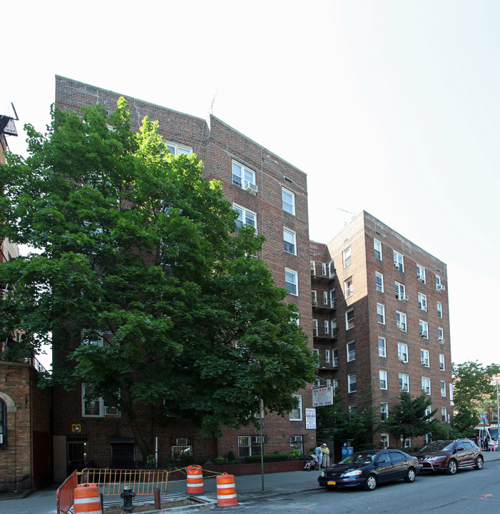 2000 Kings Hwy in Brooklyn, NY - Building Photo