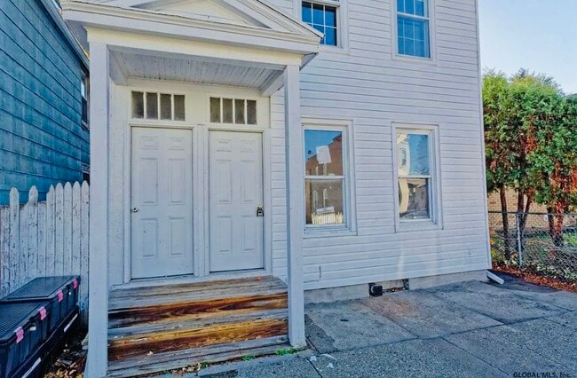 1324 5th Ave, Unit 3 in Watervliet, NY - Foto de edificio - Building Photo