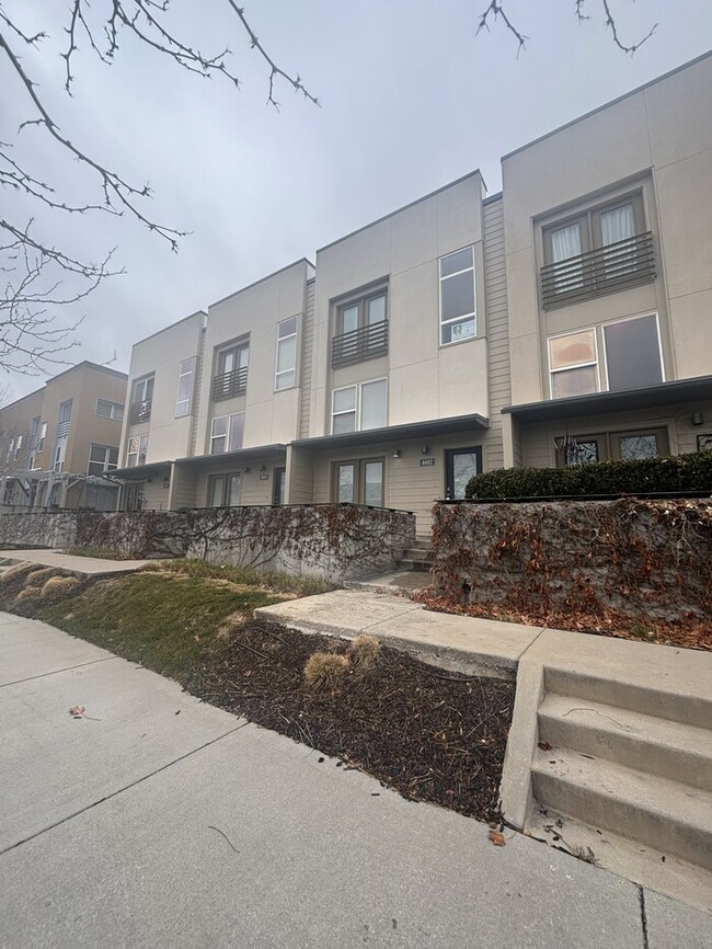 4602 South Jordan Pkwy in South Jordan, UT - Foto de edificio - Building Photo