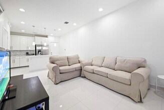 2641 NE 212th Ter, Unit 209 in Miami, FL - Foto de edificio - Building Photo