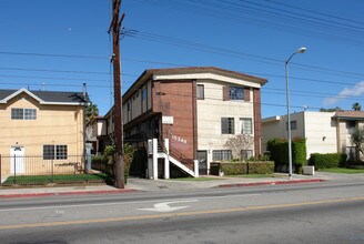 15349 Vanowen St in Van Nuys, CA - Foto de edificio - Building Photo