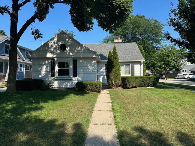 5100 N Idlewild Ave in Whitefish Bay, WI - Building Photo - Building Photo