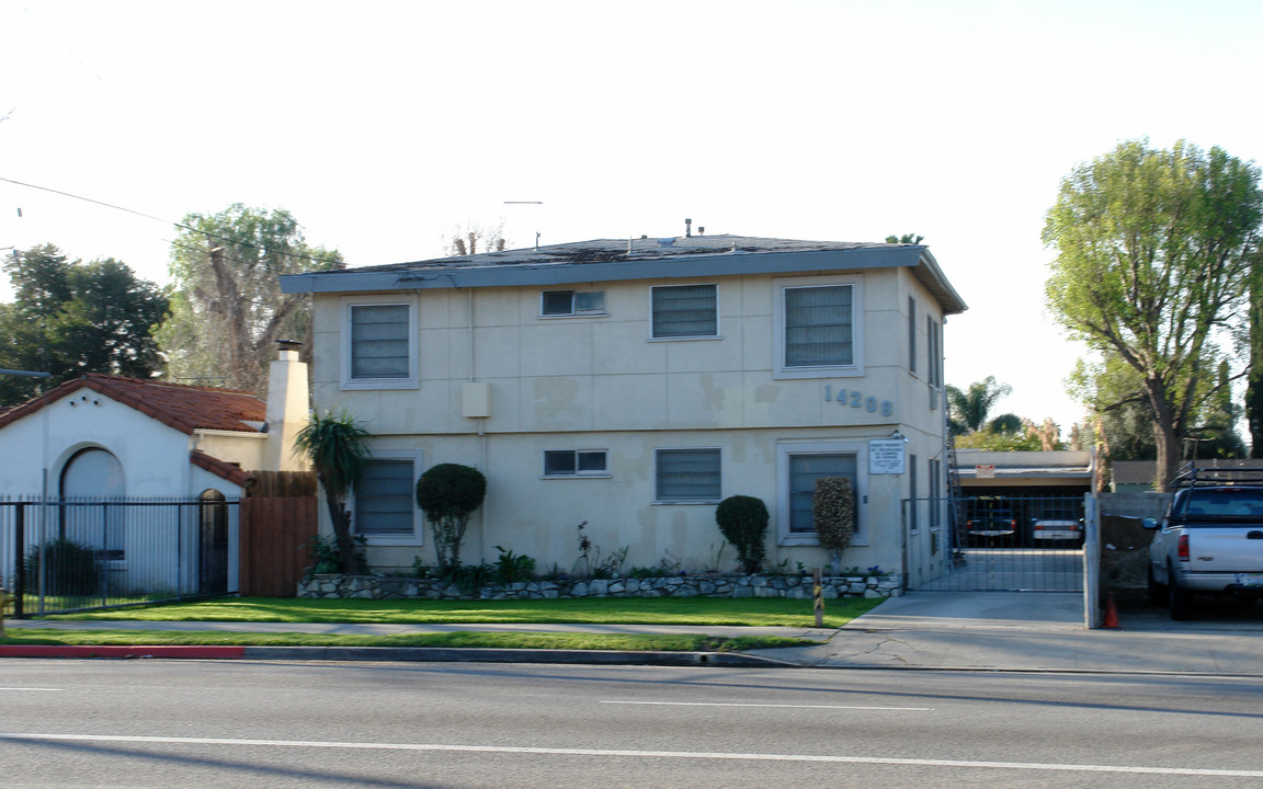 14208 Vanowen St in Van Nuys, CA - Building Photo