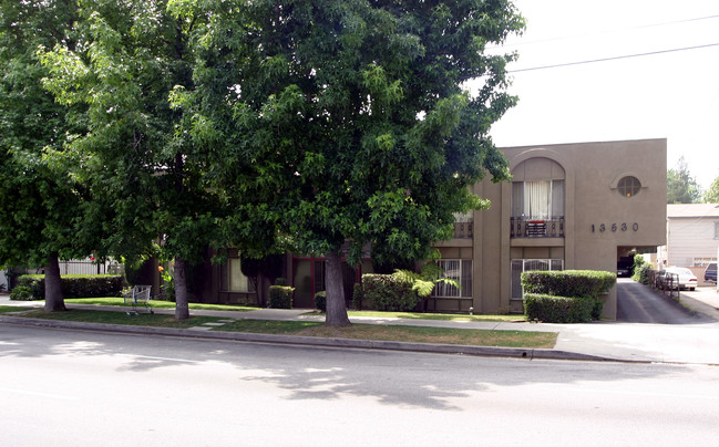 13530 Victory Blvd in Van Nuys, CA - Building Photo - Building Photo