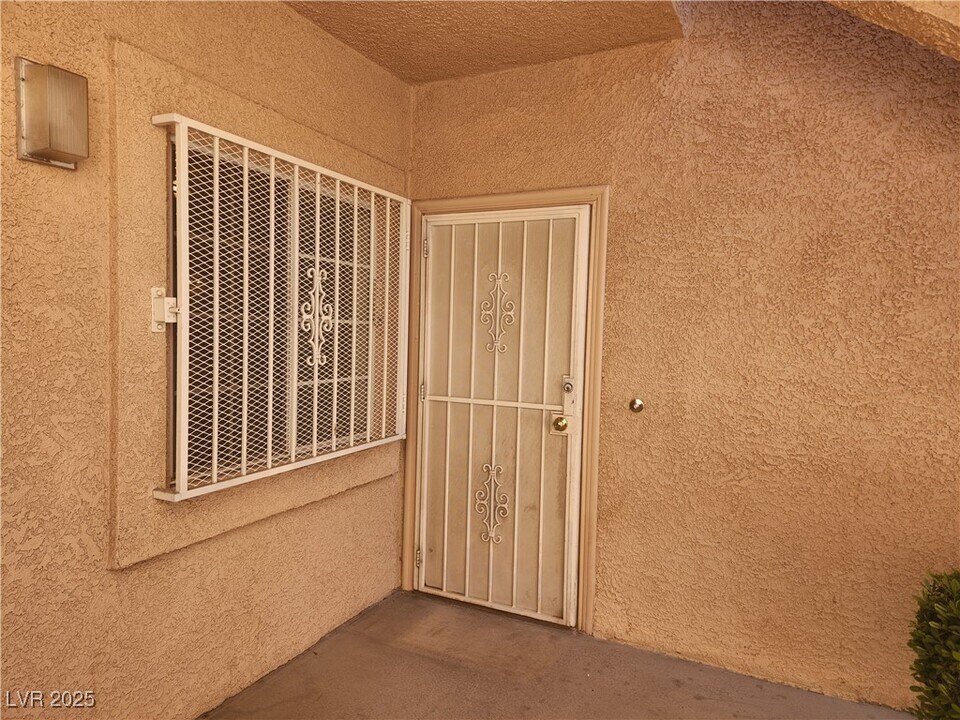 2925 Wigwam Pkwy in Henderson, NV - Building Photo