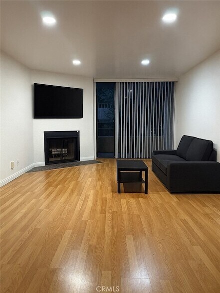 4141 Via Marisol, Unit 214 in Los Angeles, CA - Foto de edificio