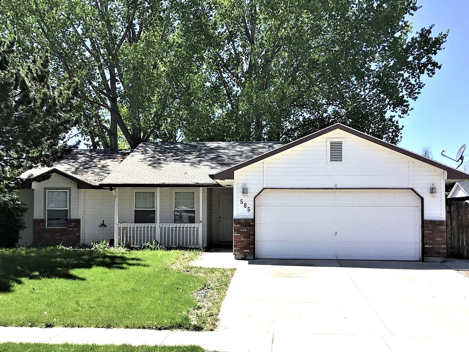 585 N Katie Way in Kuna, ID - Foto de edificio