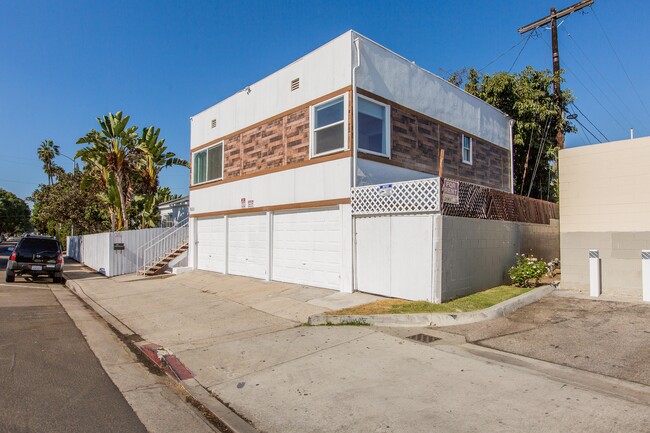 2062 Chariton St in Los Angeles, CA - Building Photo - Building Photo