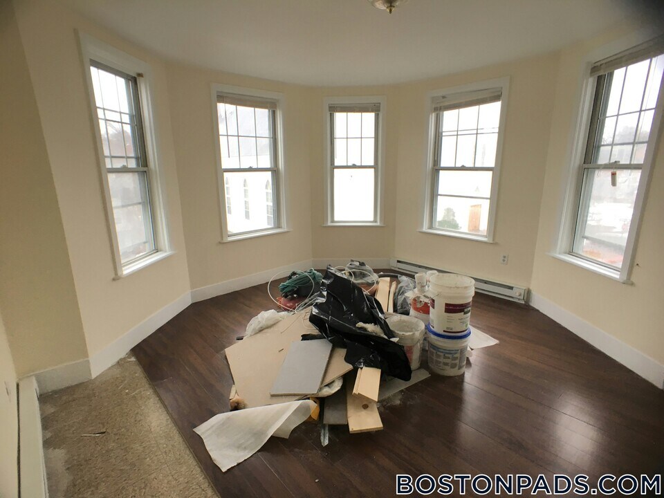 739 Parker St in Boston, MA - Building Photo