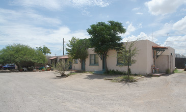 Stone Apartments in Tucson, AZ - Foto de edificio - Building Photo