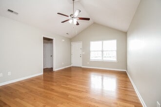 1240 Crescent Ridge Drive in Murfreesboro, TN - Foto de edificio - Building Photo