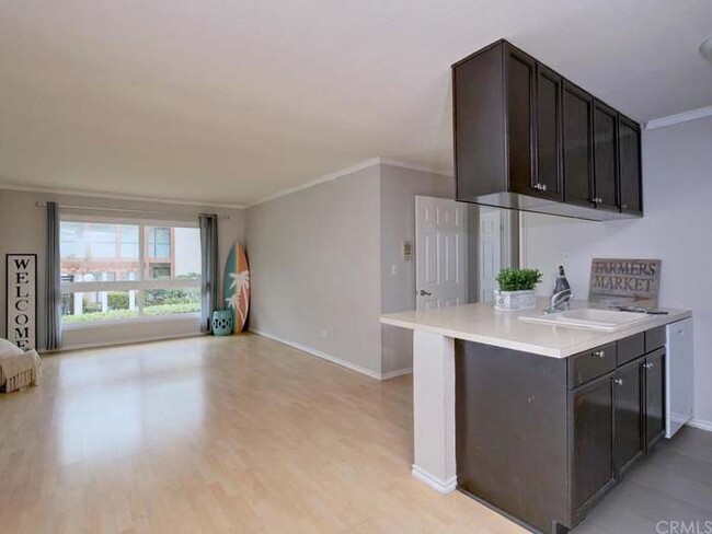 5585 E Pacific Coast Hwy, Unit 145 in Long Beach, CA - Foto de edificio - Building Photo