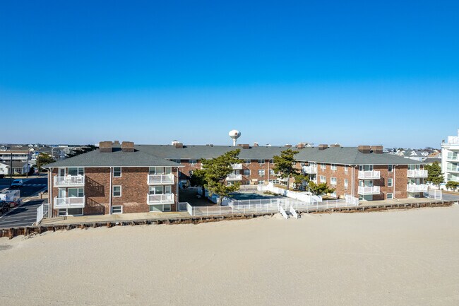 Shore Club Condominiums in Margate City, NJ - Foto de edificio - Building Photo