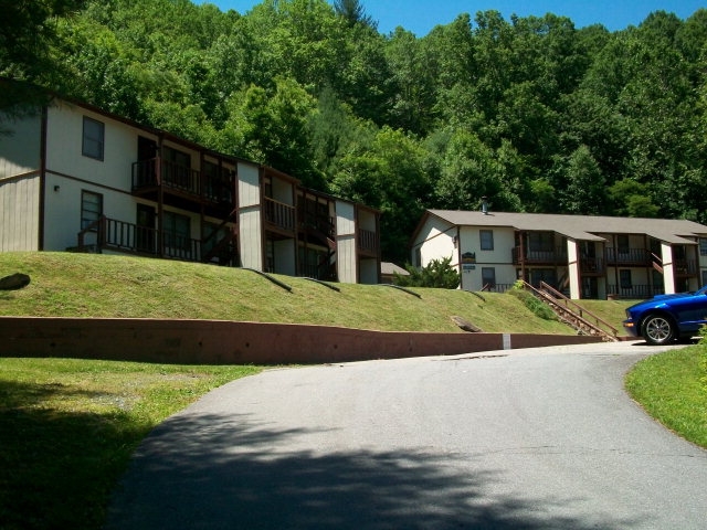 221-225 Southridge Rd in Banner Elk, NC - Building Photo