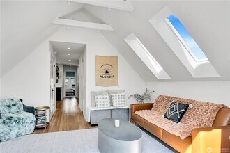 1930 5th Ave W, Unit Upper in Seattle, WA - Building Photo - Building Photo