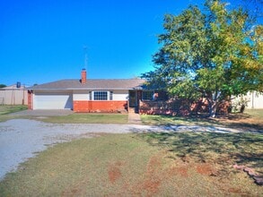 32450 New Hope Rd in Tecumseh, OK - Building Photo - Building Photo