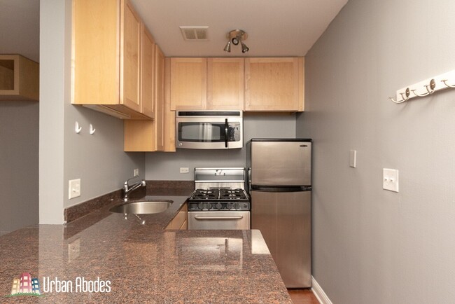 628 W Wrightwood, Unit M03B in Chicago, IL - Building Photo - Building Photo