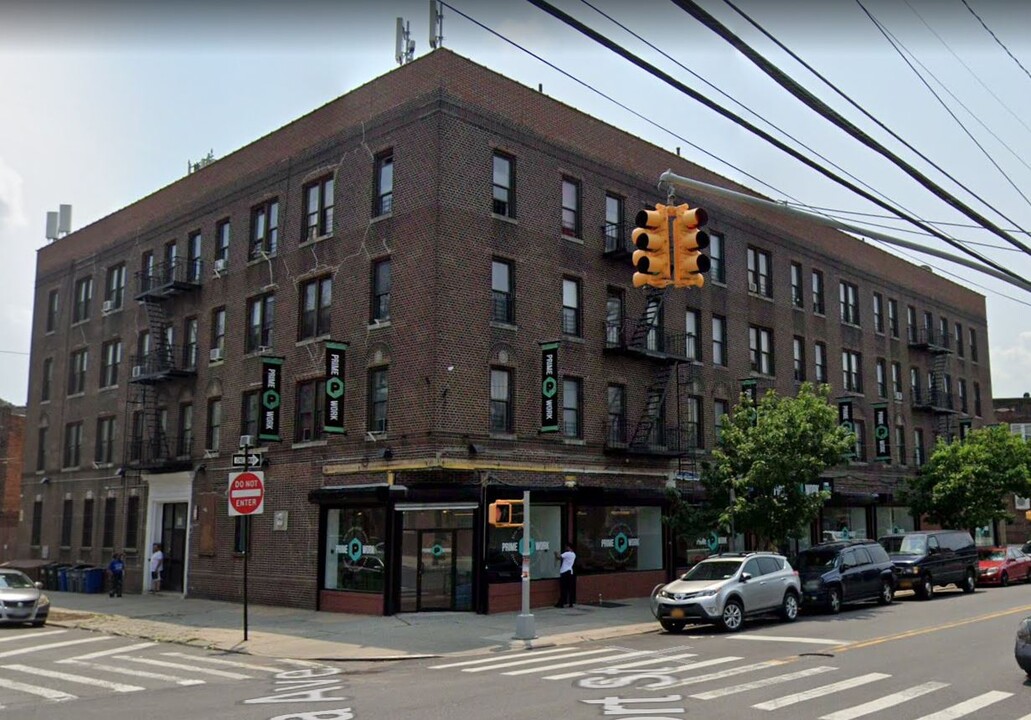 423 E 98th St in Brooklyn, NY - Foto de edificio