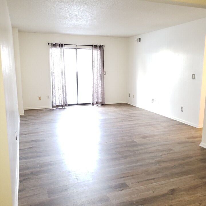 9533 University Ave, Unit 01 Photo