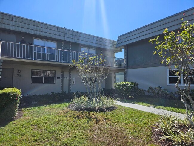 743 Flanders Dr in Delray Beach, FL - Building Photo - Building Photo