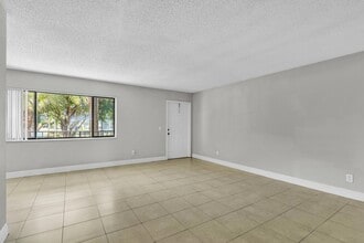 112 Meadows Cir in Boynton Beach, FL - Foto de edificio - Building Photo