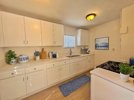 2011 E Alondra Blvd in Compton, CA - Building Photo