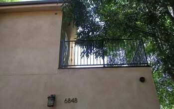 6848 Encino Ave in Encino, CA - Foto de edificio - Building Photo