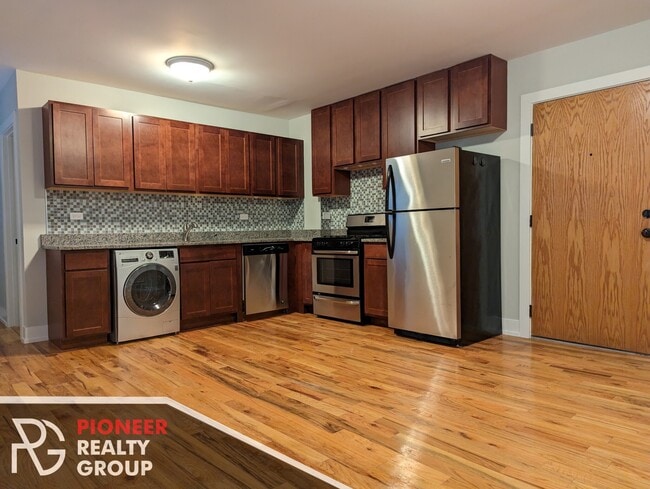 556 W Arlington Pl, Unit 2