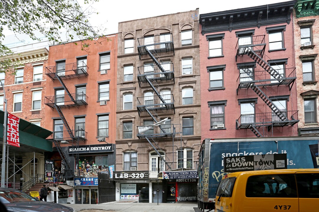 27 St Marks Pl in New York, NY - Foto de edificio