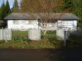106 Cedarwood Dr in Elma, WA - Building Photo