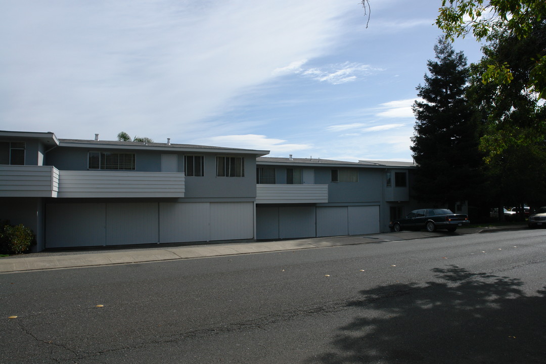 2022 Trousdale Dr in Burlingame, CA - Building Photo