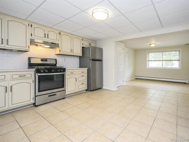 39 Graywood Rd in Port Washington, NY - Building Photo - Building Photo