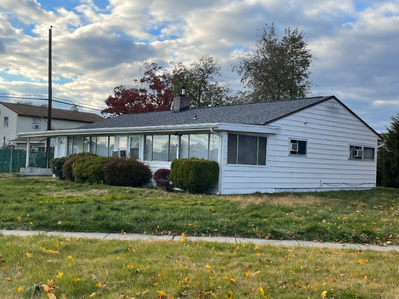 5 Serpentine Ln in Levittown, PA - Building Photo