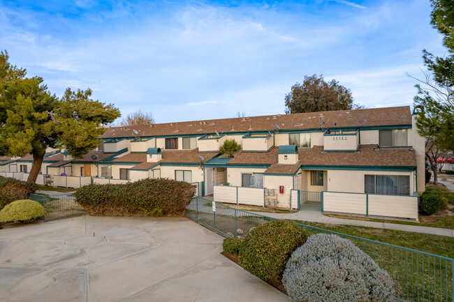 Willow Creek Village in Lancaster, CA - Foto de edificio - Building Photo