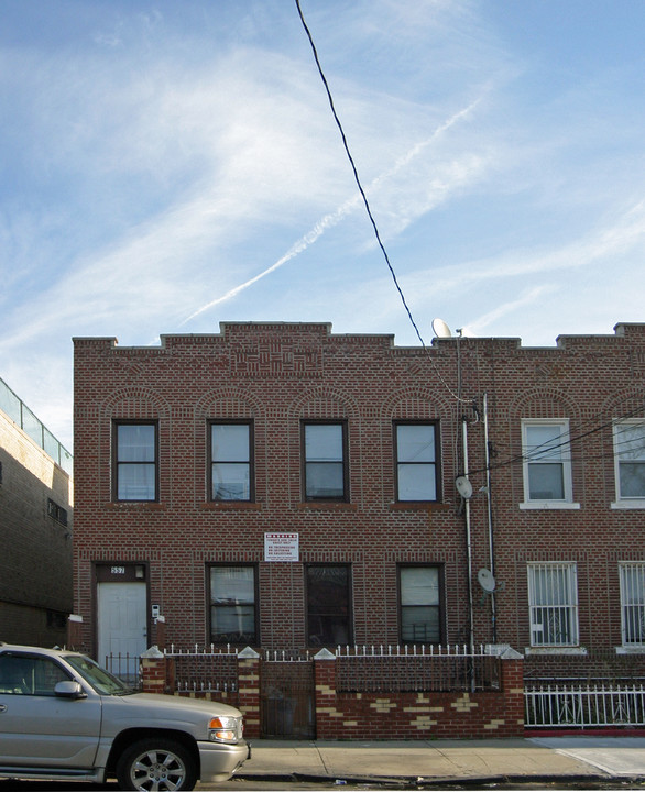 557 Wyona St in Brooklyn, NY - Foto de edificio