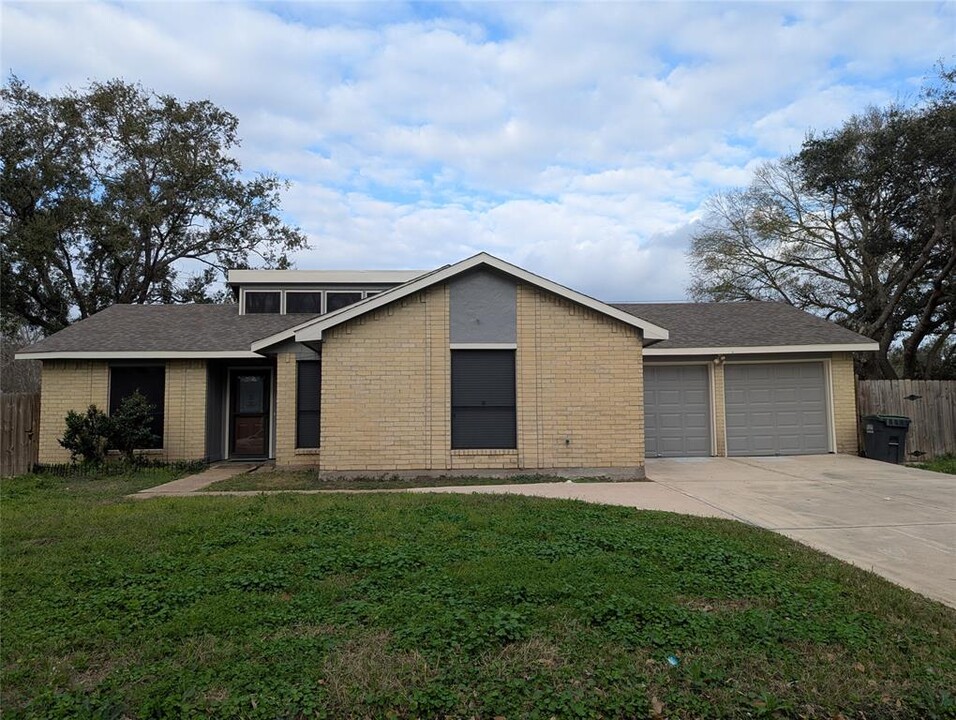 1601 Live Oak Hollow St in Pearland, TX - Building Photo