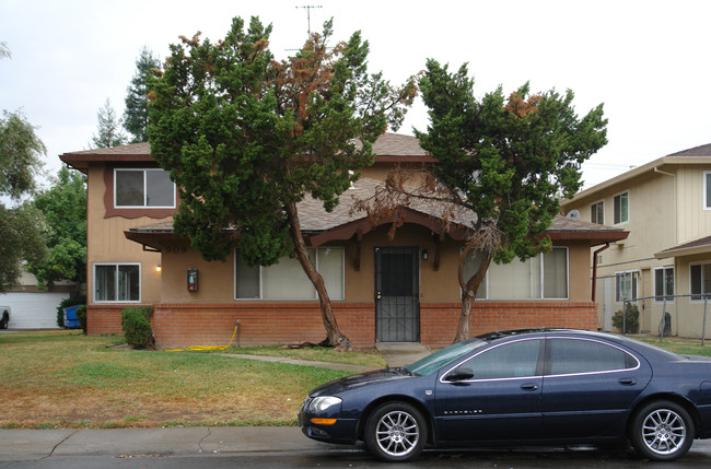 909 Carro Dr in Sacramento, CA - Building Photo - Building Photo