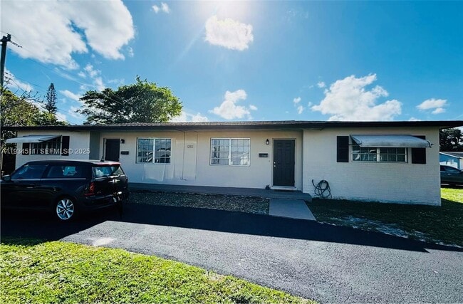 301 SW 10th Terrace in Hallandale Beach, FL - Building Photo - Building Photo