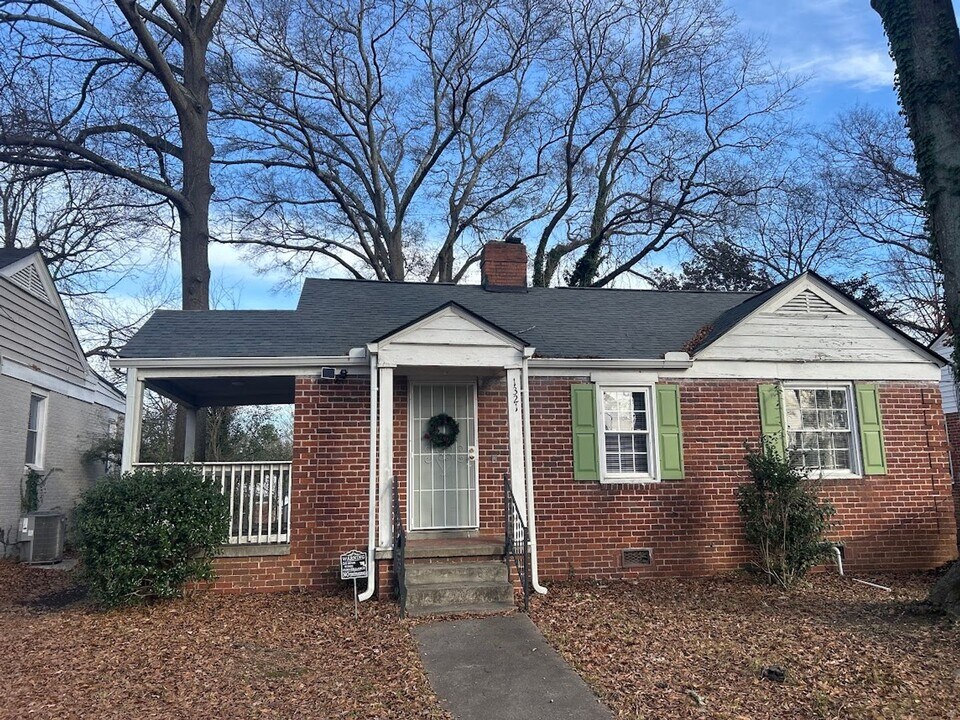 1321 Sharon St NW in Atlanta, GA - Foto de edificio