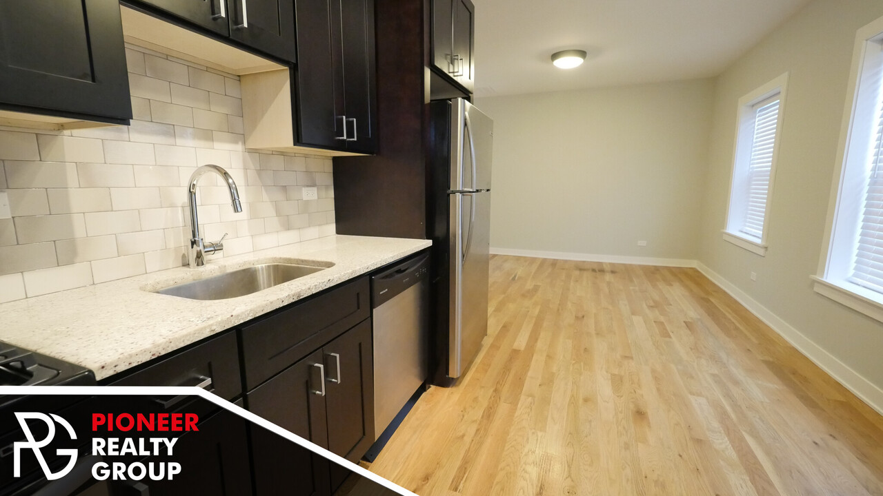 2203 W Eastwood Ave, Unit 2 in Chicago, IL - Foto de edificio