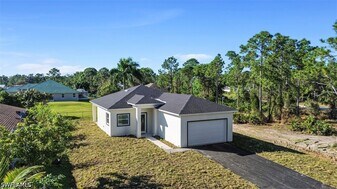 506 Trinity St E in Lehigh Acres, FL - Building Photo