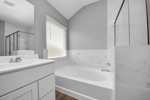 195 S Colbert St in Dayton, TX - Building Photo