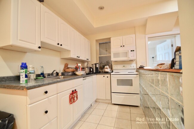 1801 Beacon St, Unit 8 in Brookline, MA - Building Photo - Building Photo