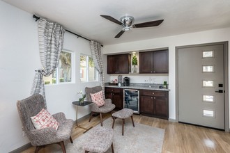 Kingsburg Villas in Kingsburg, CA - Foto de edificio - Building Photo