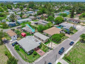 805 NW 3rd Terrace in Hallandale Beach, FL - Building Photo - Building Photo
