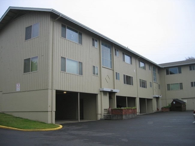 Hillcrest View Apartments in North Bend, OR - Building Photo - Building Photo