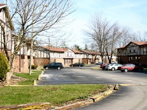 Crosscreek Apartments and Townhomes in Columbus, OH - Building Photo - Building Photo