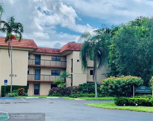 200 Jacaranda Country Club Dr in Plantation, FL - Building Photo - Building Photo